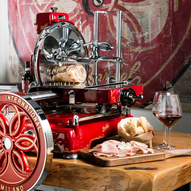 Die rote Berkel B114 Aufschnittmaschine mit Schwungrad ist besonders zum Schneiden für Rohschinken und hochwertige Wurstspezialitäten geeignet.