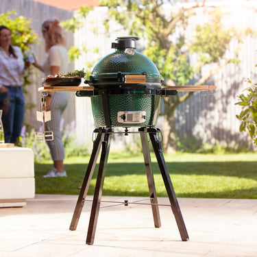 Einfach ausklappen und los gehts! Das multifunktionale Outdoor-Grillgerät hat eine perfekte Grillhöhe, denn das Gestell ist 60 cm hoch.