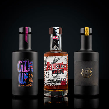 Genusspaket HOCH 3 â Edel.Stoff Zirbe, GinUp Alpin Dry Gin und Wipfel.Gold Rum, 3 Flaschen Ă 0,2 l.