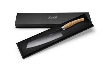 Mit seiner 24 cm langen Klinge aus Olivenholz meistert das Kochmesser mühelos Gemüse, Fleisch und Fisch.