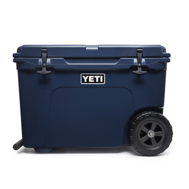 Tundra Haul Navy – die erste YETI Kühlbox auf Rädern mit legendärer Belastbarkeit.