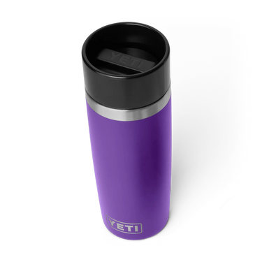 Die YETI Rambler Travel Bottle in Pace Purple ist auslaufsicher und robust
