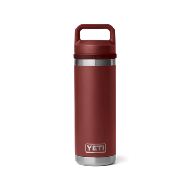 Die YETI Rambler Trinkflasche in Stag Red hält Getränke lange kalt