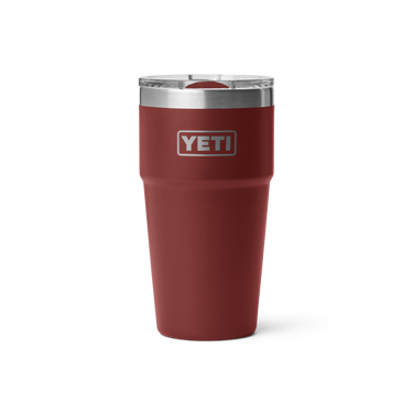 Der YETI Rambler 20 Oz Stackable Cup in der limitierten Farbe Stag Red