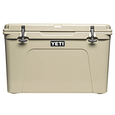 Tundra 105 Tan von YETI – ideal für Abenteuer wie Angeln, Zelten und Grillen.