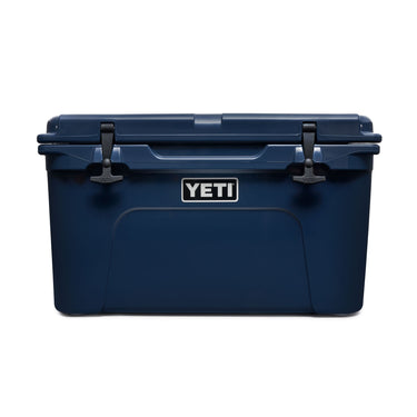 Tundra 45 in Navy – zuverlässige Kühlung für einen Tag am Wasser.