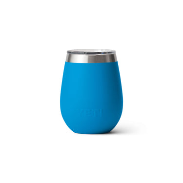 Rambler 10 Oz Wine Tumbler in Big Wave Blue – ideal für den Sommer auf der Terrasse.