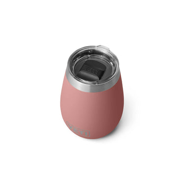 YETI Rambler 10 Oz Wein-Thermobecher in Sandstone Pink mit langer Kühlwirkung.