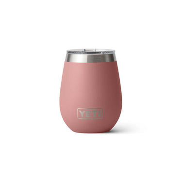 YETI Rambler 10 Oz Wein-Thermobecher in Sandstone Pink mit langer Kühlwirkung.