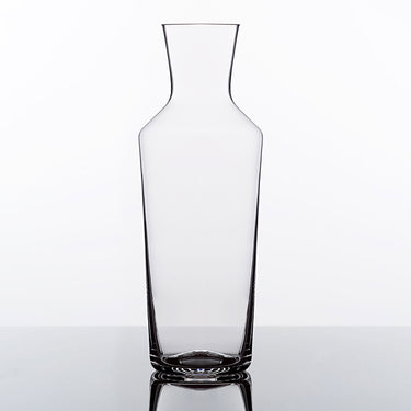 Zalto Karaffe No. 75 aus hauchdünnem Glas mit außergewöhnlicher Form.