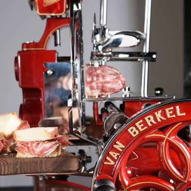 Die rote Berkel B114 Aufschnittmaschine mit Schwungrad ist besonders zum Schneiden für Rohschinken und hochwertige Wurstspezialitäten geeignet.