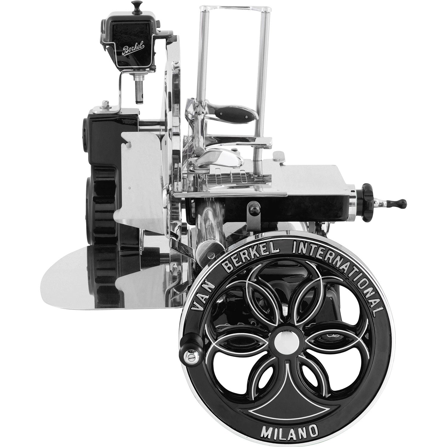 Die schwarze Berkel B114 Aufschnittmaschine mit Schwungrad ist besonders zum Schneiden für Rohschinken und hochwertige Wurstspezialitäten geeignet.
