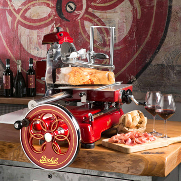Die Berkel B3 im klassischem Rot ist die professionelle Aufschnittmaschine mit Schwungrad, die auch für intensive Schneidanforderungen geeignet ist.