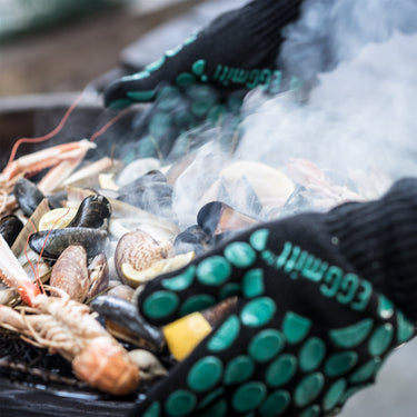 Der EGGmitt-Grillhandschuh schützt Ihre Hand bis zu einer Temperatur von 246 °C.
