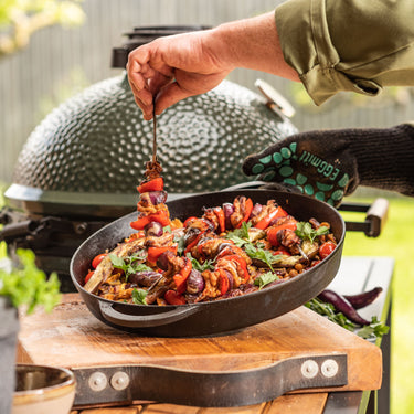 Auf diesen flexiblen Grillspiessen lassen sich im Handumdrehen Fleisch-, Fisch- und Gemüsewürfel aufreihen.