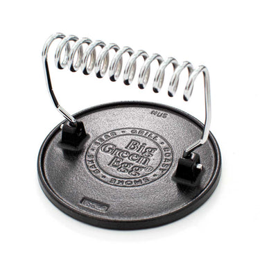 Dank des neues Gusseisen-Grillpresse von Big Green Egg können Sie diesen Burger ganz einfach selbst in deinem Keramikgrill zubereiten.