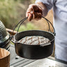 Gusseiserner Dutch Oven mit knusprigem, frisch gebackenem Brot