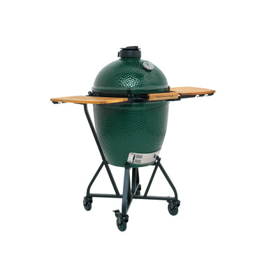 Big Green Egg Outdoor-Grill mit Seitentischen aus Akazienholz.