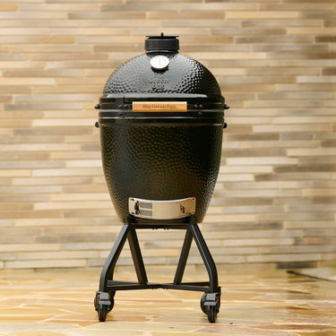 Big Green Egg The Onyx als hochwertiger Kamado-Grill für den Außenbereich.