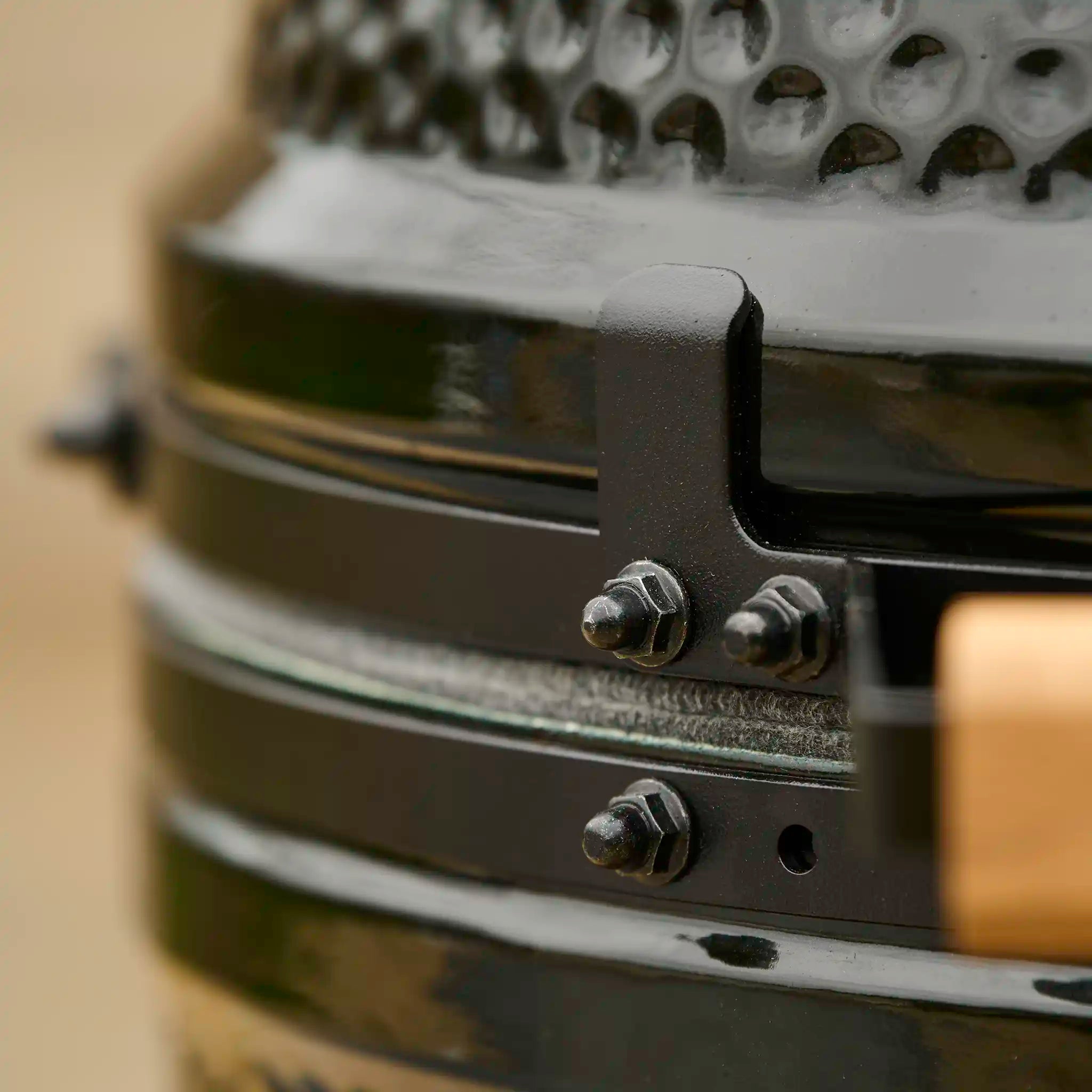 Big Green Egg The Onyx als hochwertiger Kamado-Grill für den Außenbereich.
