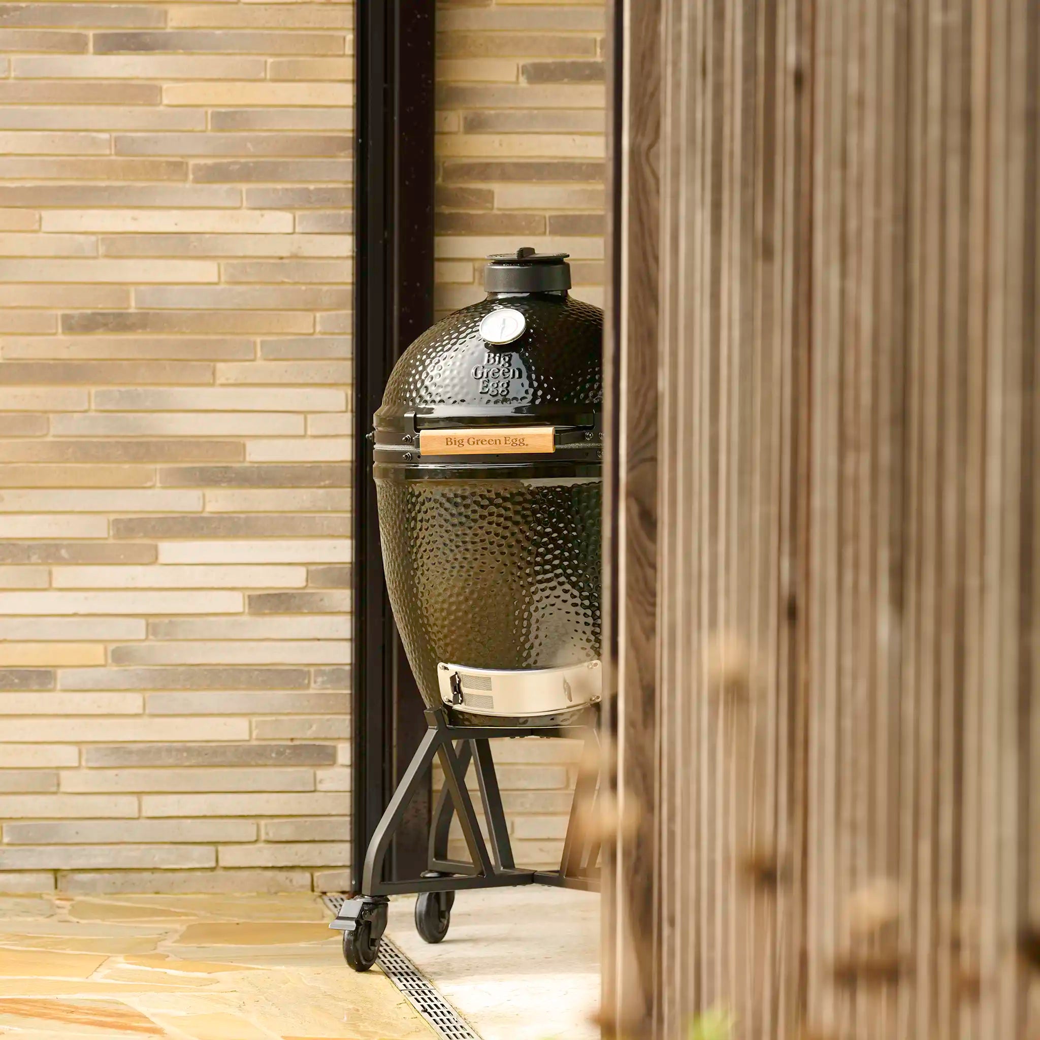 Big Green Egg The Onyx mit hochwertiger Keramik und markantem Design.