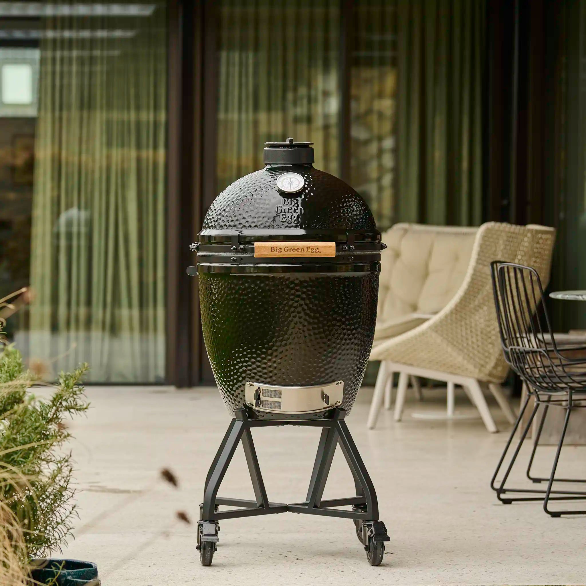 Big Green Egg The Onyx mit hochwertiger Keramik und markantem Design.