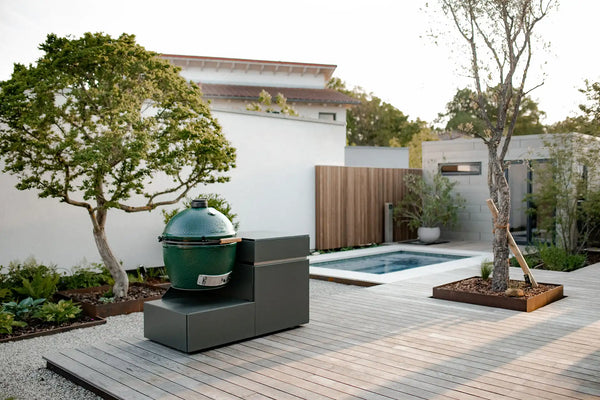 Paragon Outdoorküche mit stilvoll präsentiertem Big Green Egg