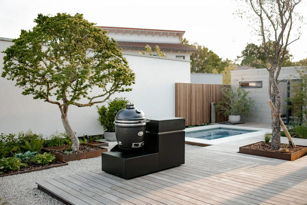 Paragon Außenküche mit elegant schwebendem Monolith Kamado