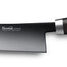 Mit seiner 24 cm langen Klinge aus Mooreiche meistert das Kochmesser mühelos Gemüse, Fleisch und Fisch.