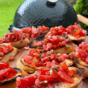 Ambisontes Workshop Fingerfood – Teilnehmer lernen, verschiedene Fingerfood-Gerichte am Big Green Egg zuzubereiten.