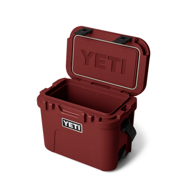 Die rutschfesten Füße der YETI Roadie 15 in Stag Red sorgen für sicheren Stand
