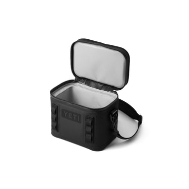 Hopper Flip 8 in Black – ideal für leichte Gepäckstücke auf Tagesausflügen.