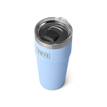 Stapelbarer Becher von Yeti mit 20oz Füllmenge in der limitierten Farbe Big Sky Blue 
