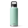 Die YETI Rambler 46 Oz Flasche in Seafoam hält Getränke stundenlang kalt
