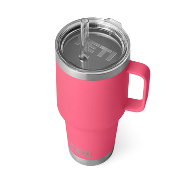 Der YETI Rambler 35 Oz Straw Mug in Tropical Pink hält Getränke lange kalt
