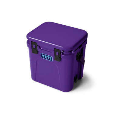 Die YETI Roadie 24 2.0 Kühlbox in Pace Purple/Blue ist ideal für unterwegs