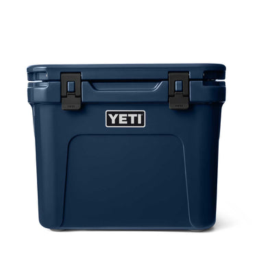 Robuste YETI Roadie 32 Kühlbox für unterwegs in Navy