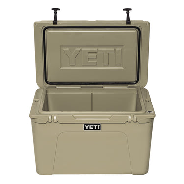 Tundra 105 Tan von YETI – ideal für Abenteuer wie Angeln, Zelten und Grillen.