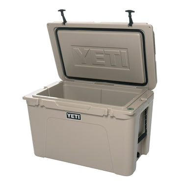 Tundra 105 Tan von YETI – ideal für Abenteuer wie Angeln, Zelten und Grillen.