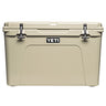 Tundra 105 Tan von YETI – ideal für Abenteuer wie Angeln, Zelten und Grillen.
