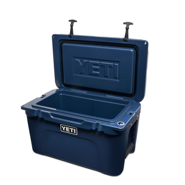 Tundra 45 in Navy – zuverlässige Kühlung für einen Tag am Wasser.