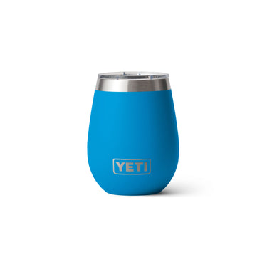 Rambler 10 Oz Wine Tumbler in Big Wave Blue – ideal für den Sommer auf der Terrasse.