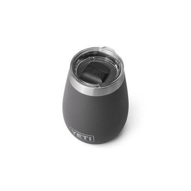 Rambler 10 Oz Wine Tumbler in Charcoal – eleganter Becher für jeden Anlass.