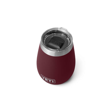 Rambler 10 Oz Wine Tumbler in Wild Vine Red – lebendige Farbe für besondere Momente.
