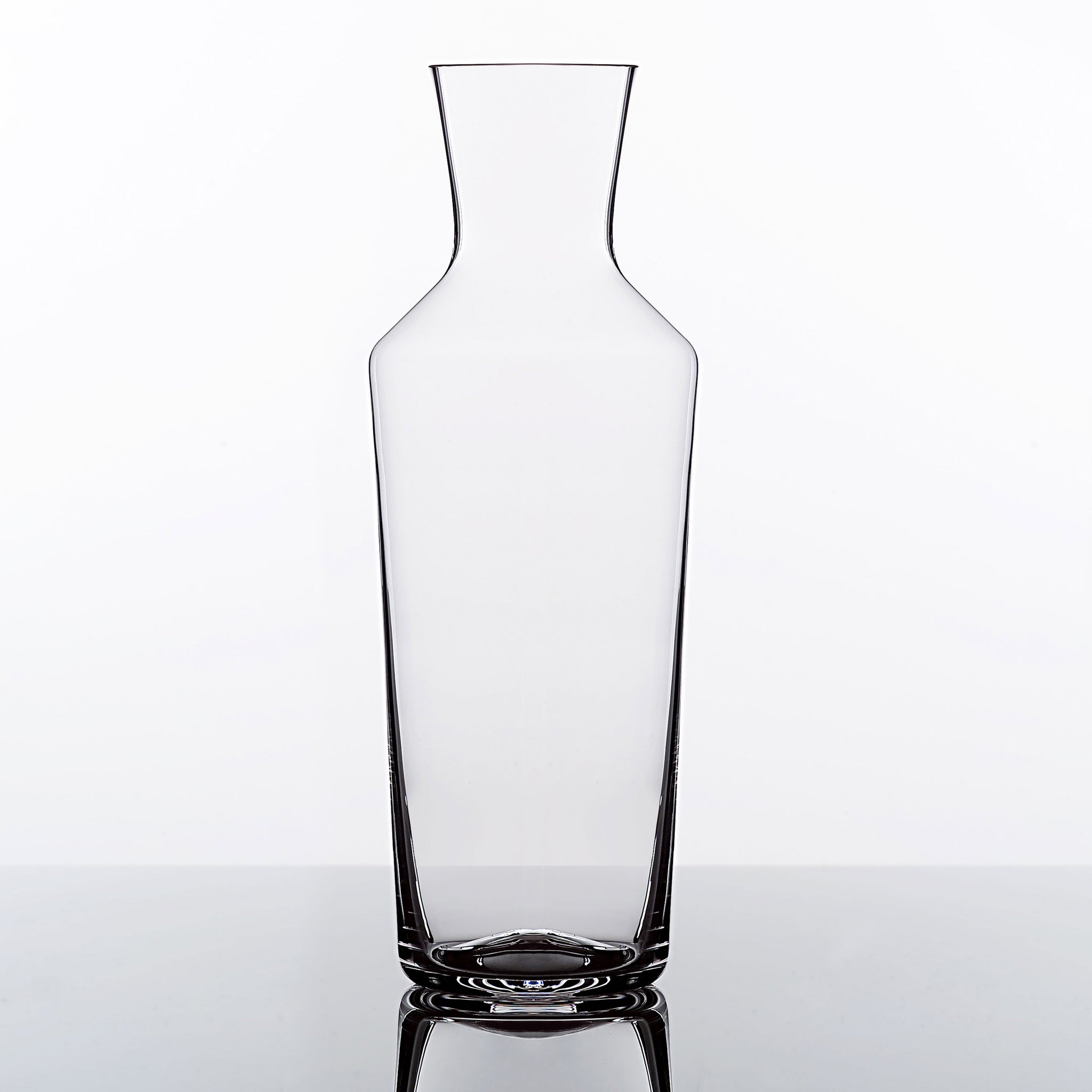 Zalto Karaffe No. 75 aus hauchdünnem Glas mit außergewöhnlicher Form.